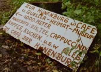 Hinweisschild zur Hnenburg und dem Cafe in 1000 Metern