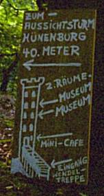Ein weiteres Hinweisschild zur Hnenburg mit Zeichnung des Turmes